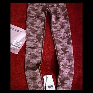 Gymshark- Camo Seamless Leggings In Winter Berry